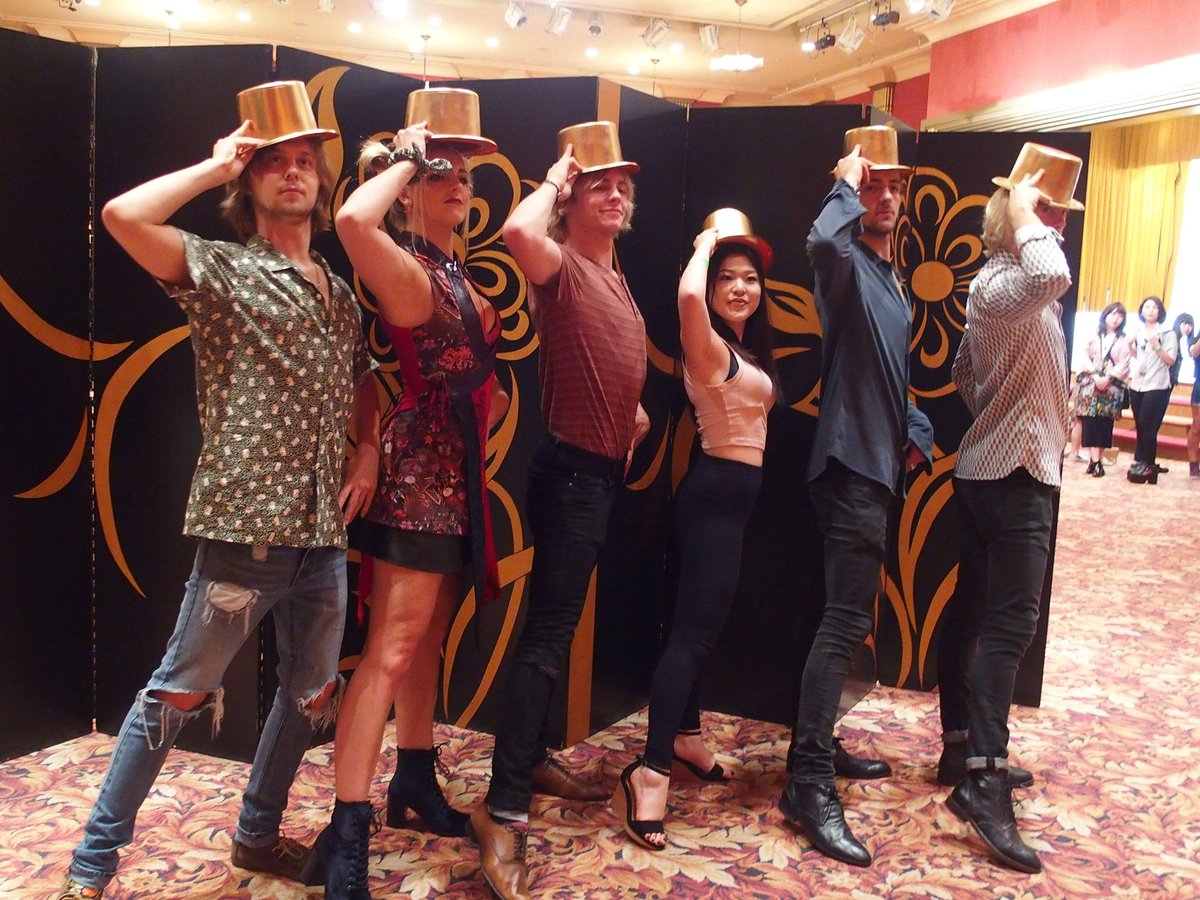 TVGroove's tweet photo. 【R5ミート&amp;グリート】フォトセッションの様子を一部シェア♥
「どんなポーズがいい？」と聞きながら、ファンの要望に応じていろいろな姿を見せてくれました😂
ファンの方の中には凝ったグッズを持参していた方々も😲 #R5 https://t.co/uN4EdAhc98