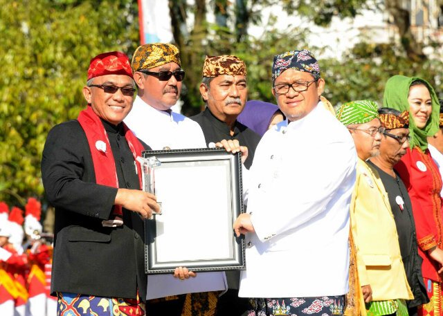 Jum'at(19/8)Walkot <a href="/IdrisAShomad/">Mohammad Idris</a> Menerima Penghargaan Intensifikasi P'mungutan Pajak Kendaraan Brmotor dr Gub.Jabar