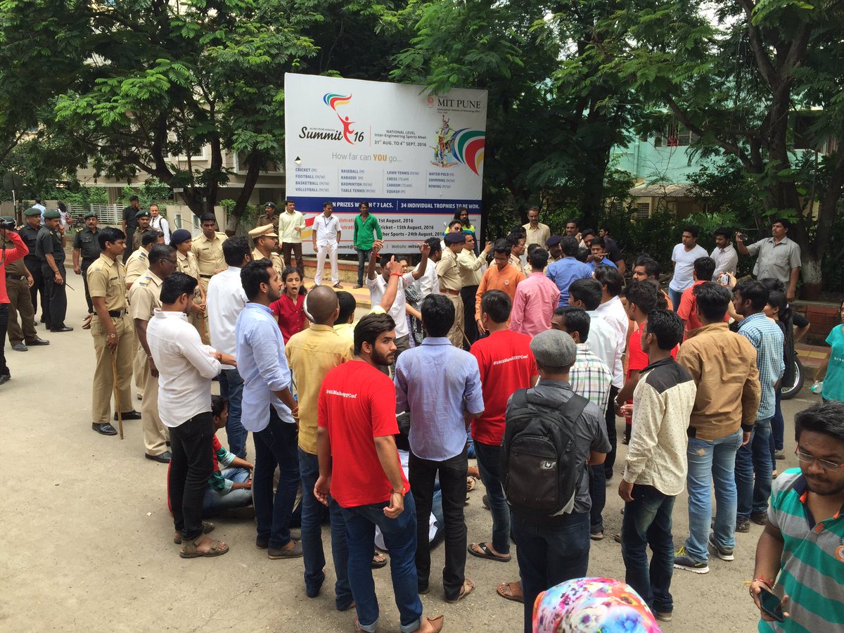 ABVPPune's tweet photo. Police trying to disrupt the hunger strike...
क़दम क़दम पर लड़े है तुमसे, क़दम क़दम पर लड़ेंगे तुमसे! https://t.co/GlZpobVKvn