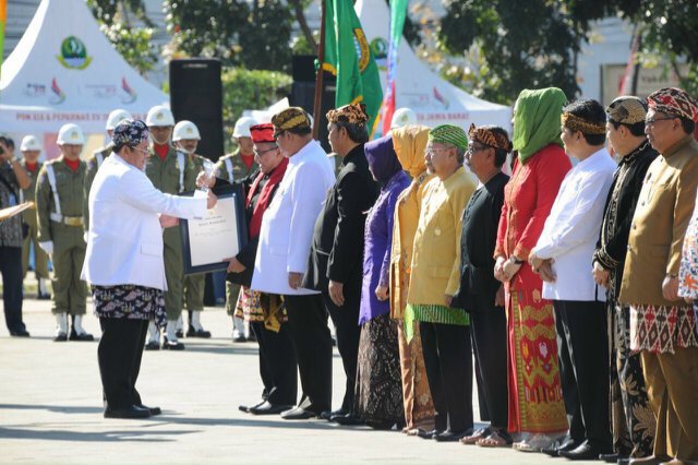 Jum'at(19/8) Walkot <a href="/IdrisAShomad/">Mohammad Idris</a> Mnerima Penghargaan dr Gub.Jabar pd Hari Jd ke-71 Prov.Jabar di Lap.Gasibu Bandung