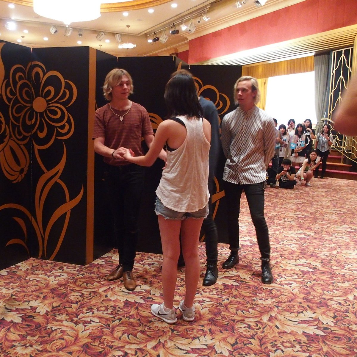 TVGroove's tweet photo. 【R5ミート&amp;グリート】参加のみなさんの中には、R5に会えたうれしさで泣き出す方々も😭
ハグしたり、名前を聞いたり、優しく応じてくれるメンバーたち😢
これぞM&amp;Gの醍醐味ですね😂✨ #R5 @R5_Japan https://t.co/SS6axbsNfD