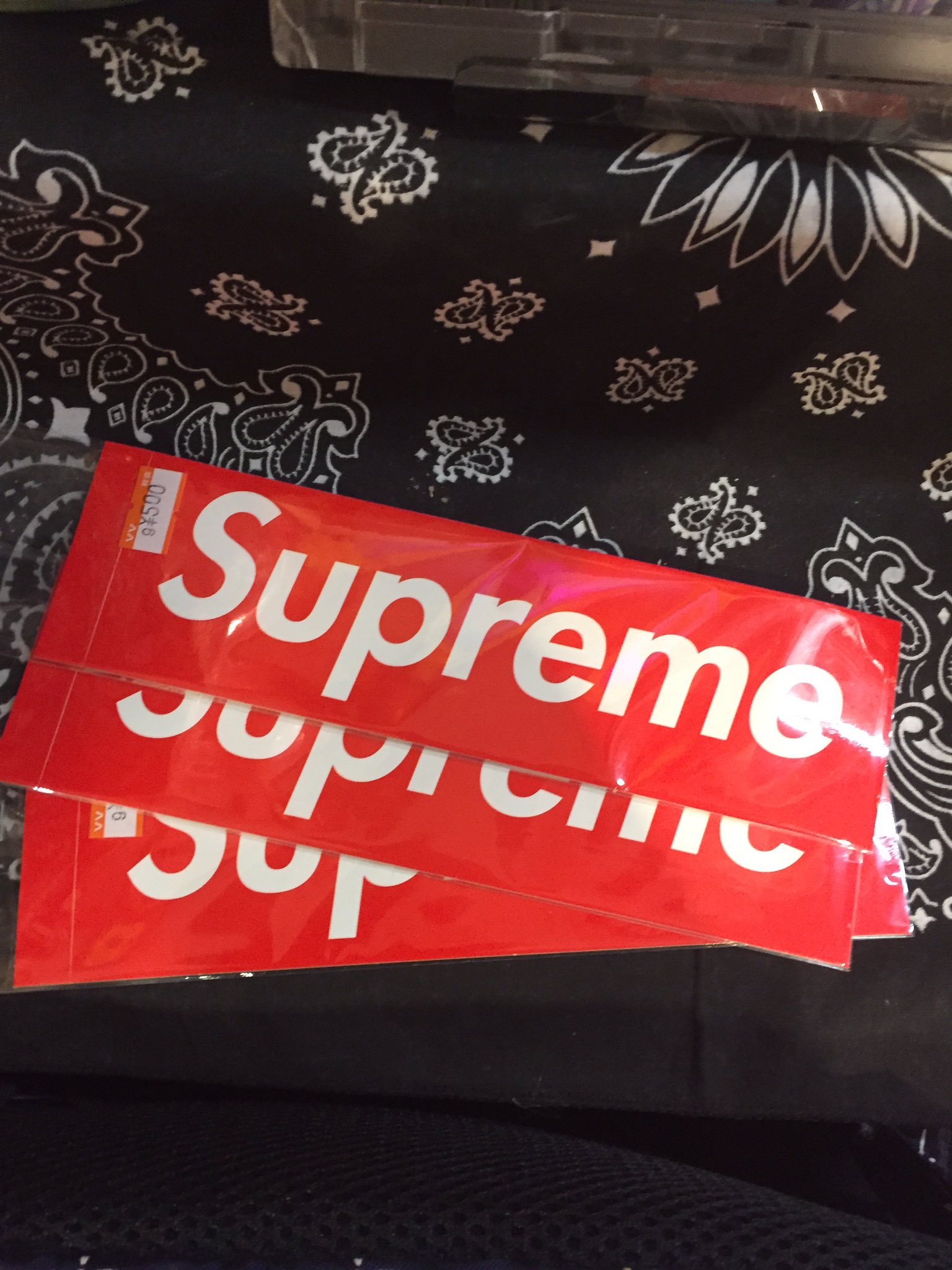 ヴィレッジヴァンガードイオン大日 Supremeのステッカー数量限定で入荷いたしました 値段は税込540円とお求めやすいお値段となっております Supreme T Co Zx5yqhapm4 Twitter