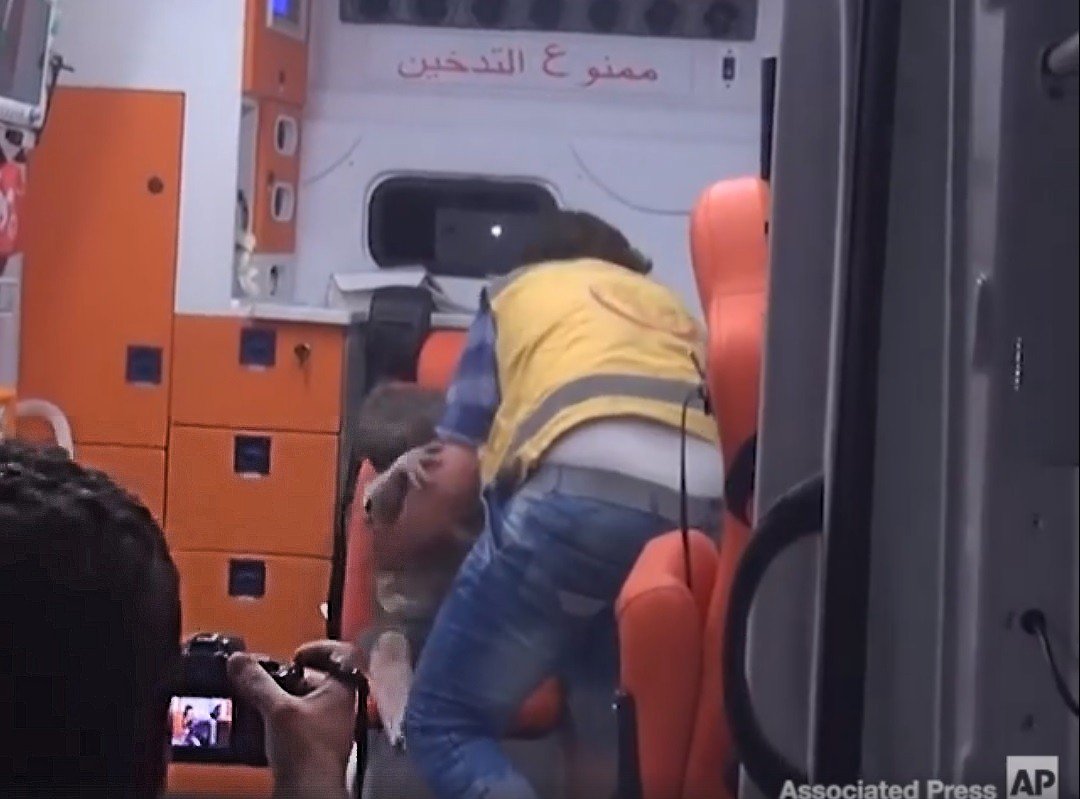 Antropologaluna's tweet photo. Un niño en una ambulancia en shock. Ve muchas personas delante. No recibe abrazos, recibe flashes. Carnaza mediática https://t.co/W0kJv1pRVi