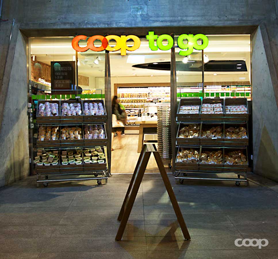 coop_ch's tweet photo. Vor genau einem Jahr hat unser erster #CoopToGo seine Türen im Bahnhof Zürich Stadelhofen geöffnet. #HappyBirthday https://t.co/86tprN5GDD