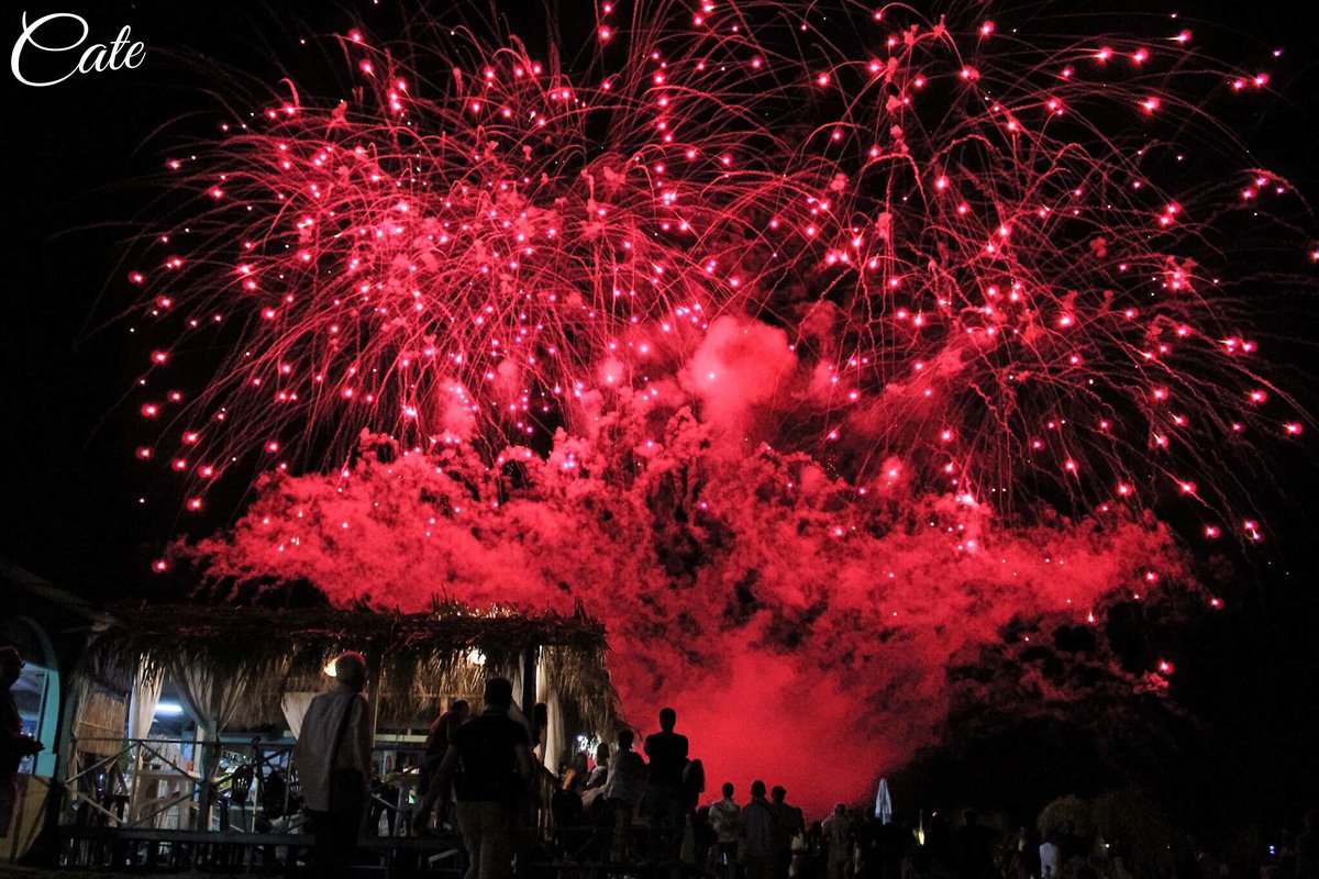 Cate87Cate's tweet photo. #giornatamondialedellafotografia Giorni come #fuochid’artificio. Spaventano i #botti, ammaliano i #colori. https://t.co/J86qq74TuP