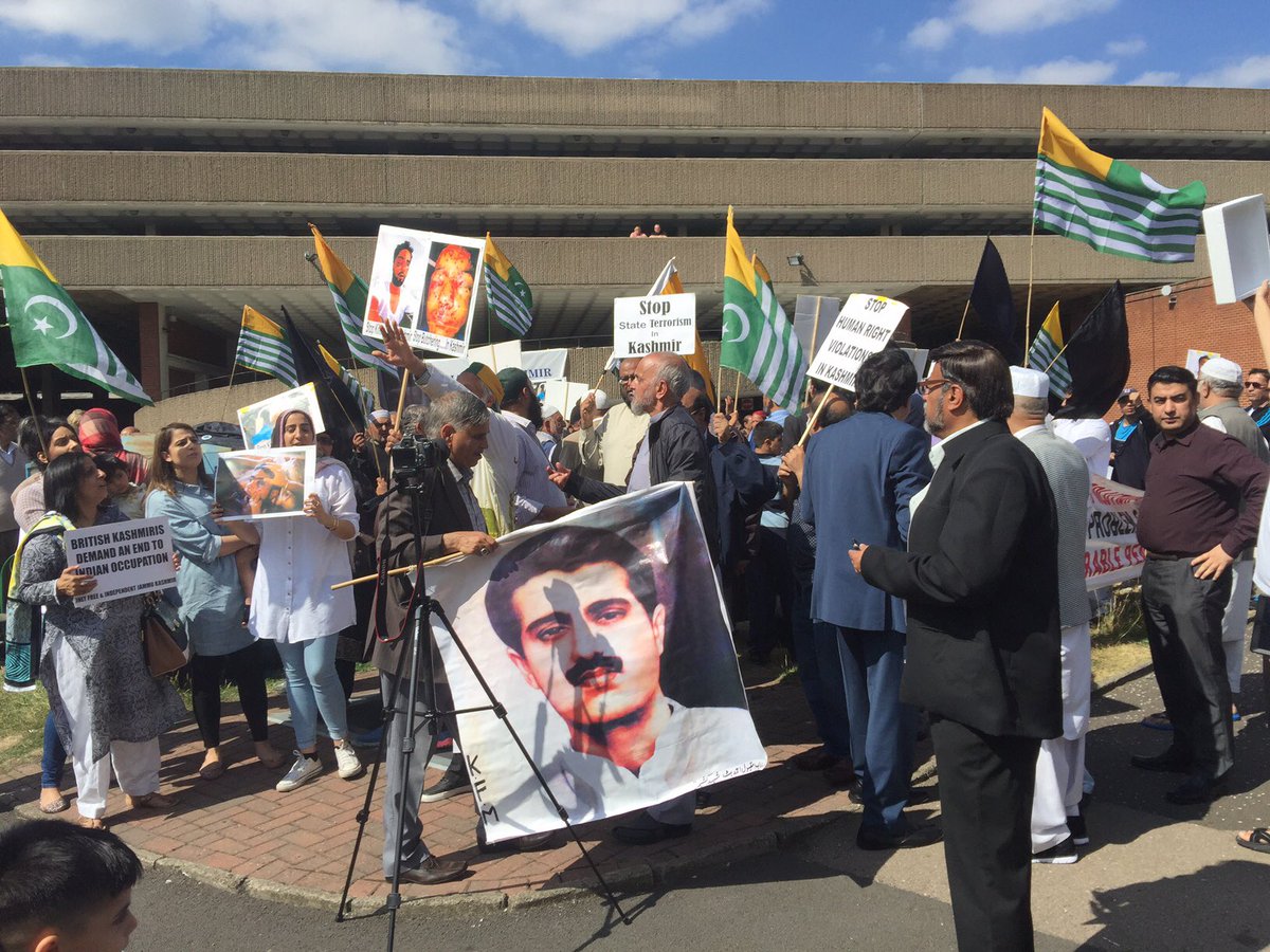 MurtazaViews's tweet photo. British Kashmiris protest in birmingham against genocide of Kashmiris by Hitler-inspired Hindutva Indian army https://t.co/8KysFUoTXC
