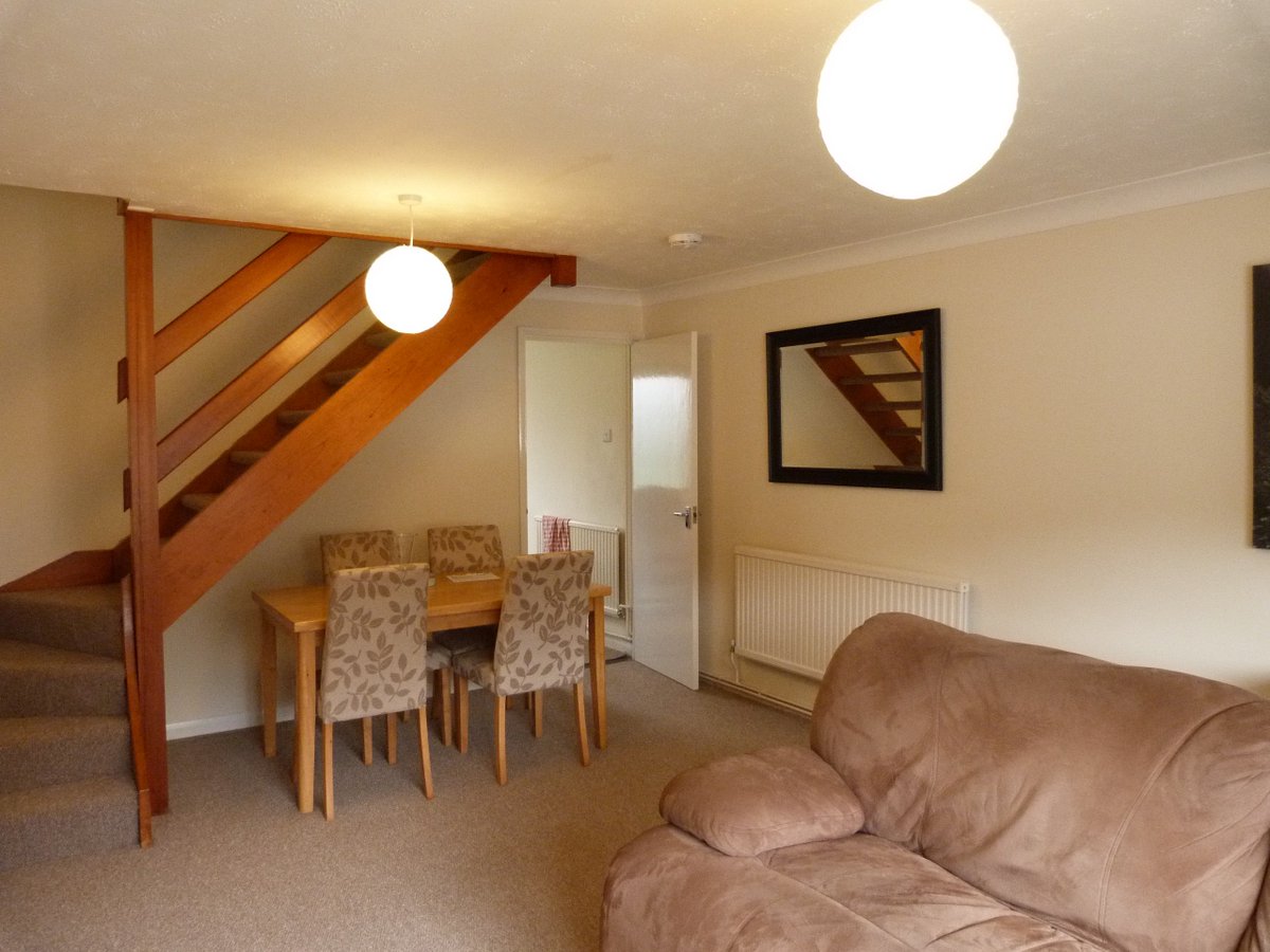 To Let, Staplehurst £895 pcm. 2 bedroom semi-detached house. Open plan sitting room, modern fitted kitchen