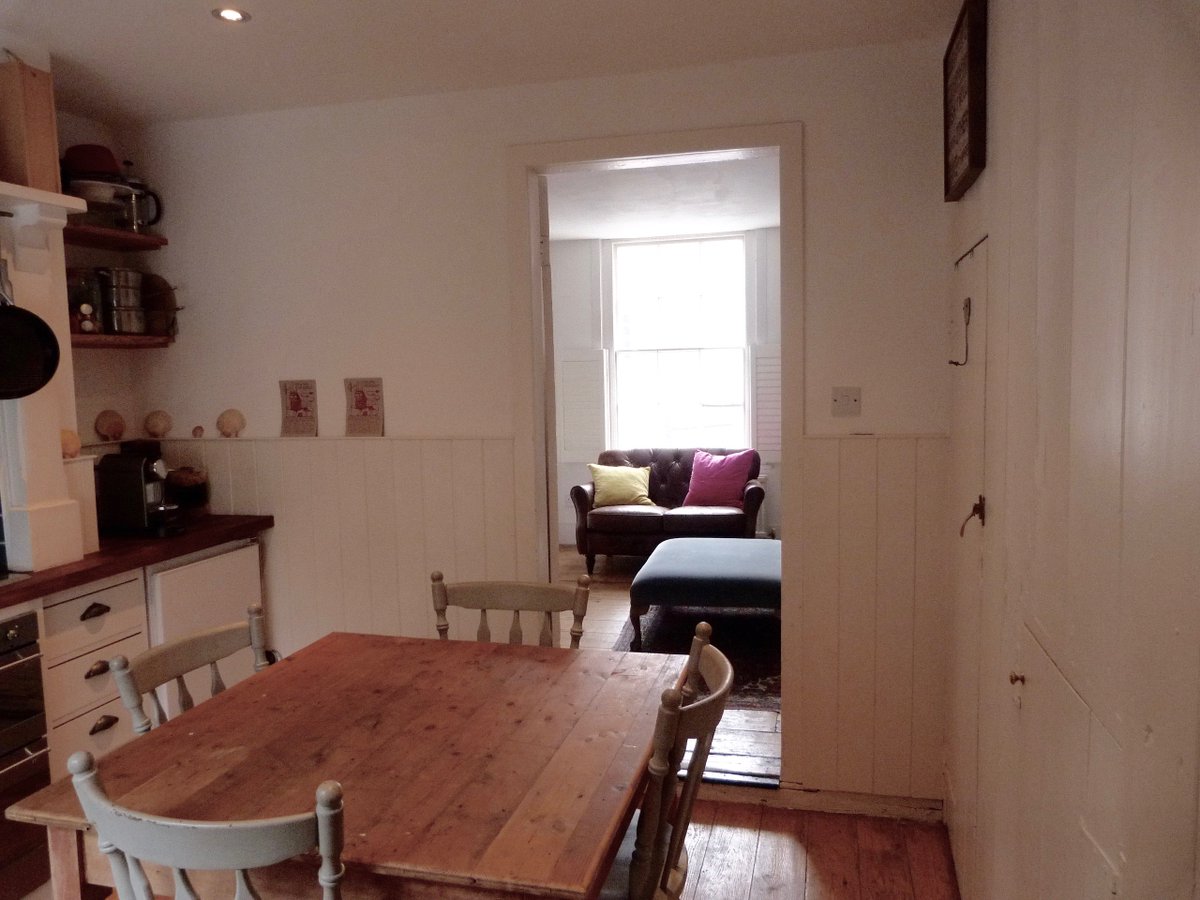 To Let, Rye Town - 2 bedroom cottage. £895 PCM. 
Sitting room, bespoke kitchen, lovely bathroom