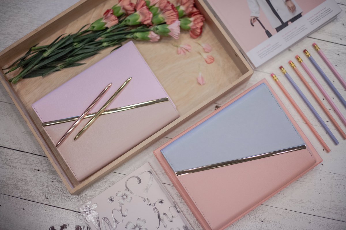 It's #giveaway time! Want to win our #PeonyPlanner (w/ 2017 inserts)? Re-tweet this. Winner announced on Sep 30.