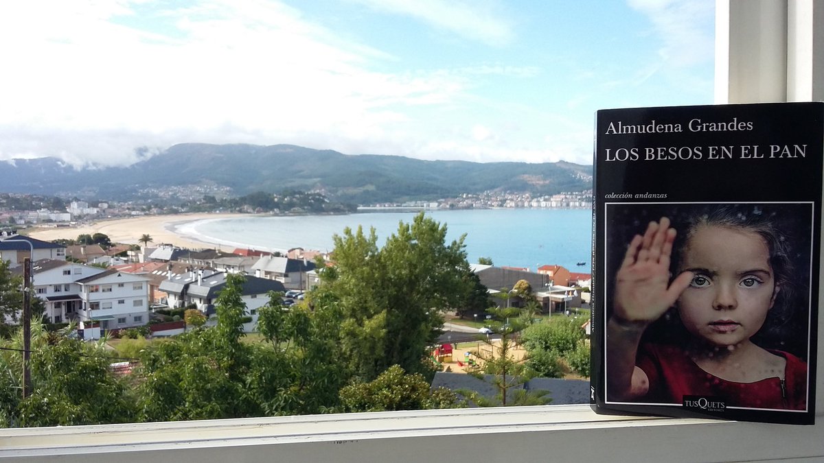 Qué placer leer #losbesosenelpan en mi apartamento del paraíso de las Rias Baixas. Gracias @AlmudenaGrandes