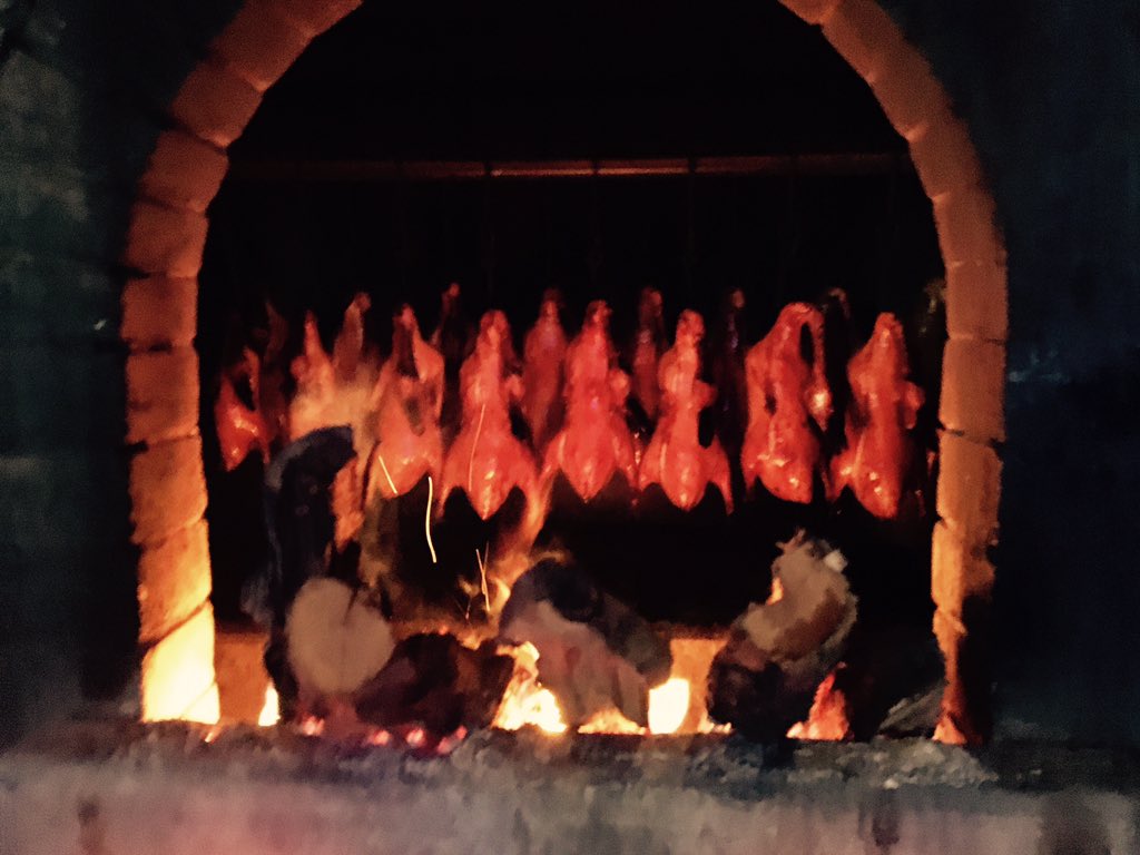 JCCapel's tweet photo. Excepcional el pato pekinés chef #DaDong. Piel hojaldrada se infla como cochinillo de @ChefMSandoval Técnica única https://t.co/YOsLcj56Ku