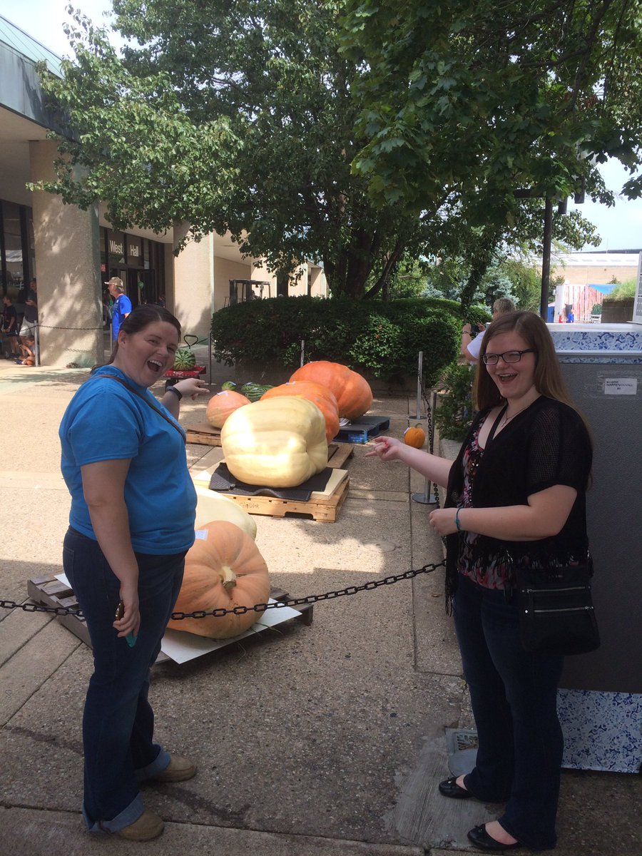 bourbonFFA's tweet photo. Doggone!!  Thems some big ole punkins!!! https://t.co/2FAxm8EYvH