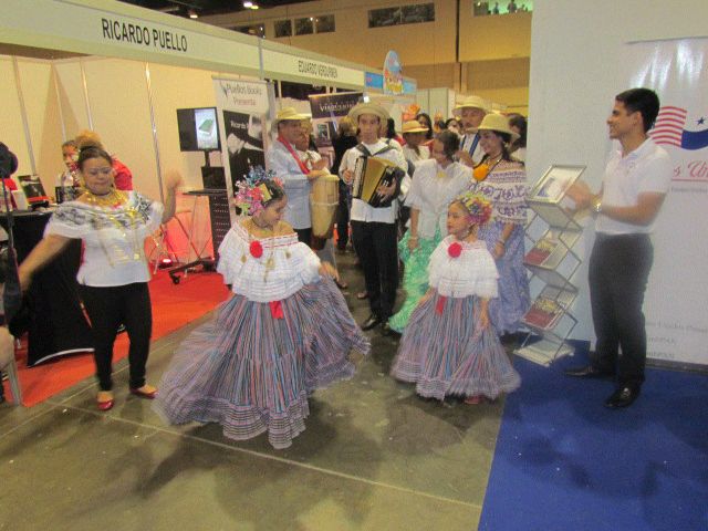 DiarioDigitalUP's tweet image. Alegría y Folclore llevo la UP a la  #FILPanama2016 #somosUP