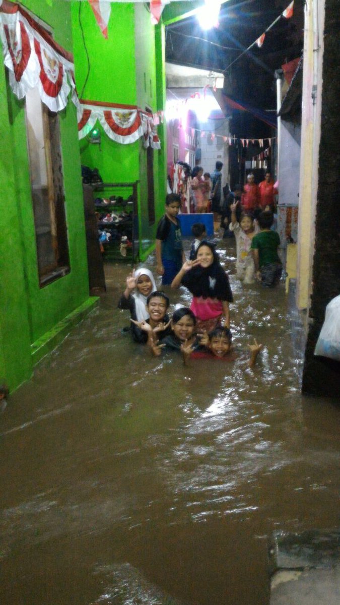 Jagakarsa diguyur hujan, anak2 Yayasan Al-Hasyim asik bermain ditengah banjir. cc:<a href="/AirPutihOrId/">AirPutih</a>