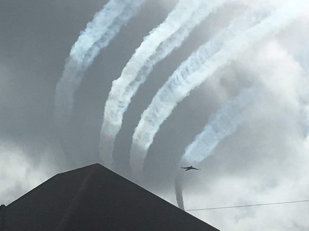 Linda_b_123's tweet photo. @RAFRed1 Sky as #RedArrows arrived over my house- &amp; then just afterwards☀️😎👏🏼 Thank you #RedsTeam #MakingHappyPeople https://t.co/Iwc1rVnVOm