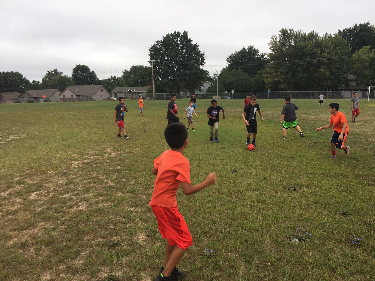 Future Team USA soccer players honing their skills. @Strathman_SMSD <a href="/theSMSD/">SM School District</a> <a href="/ussoccer/">U.S. Soccer</a> #2024 Olympics