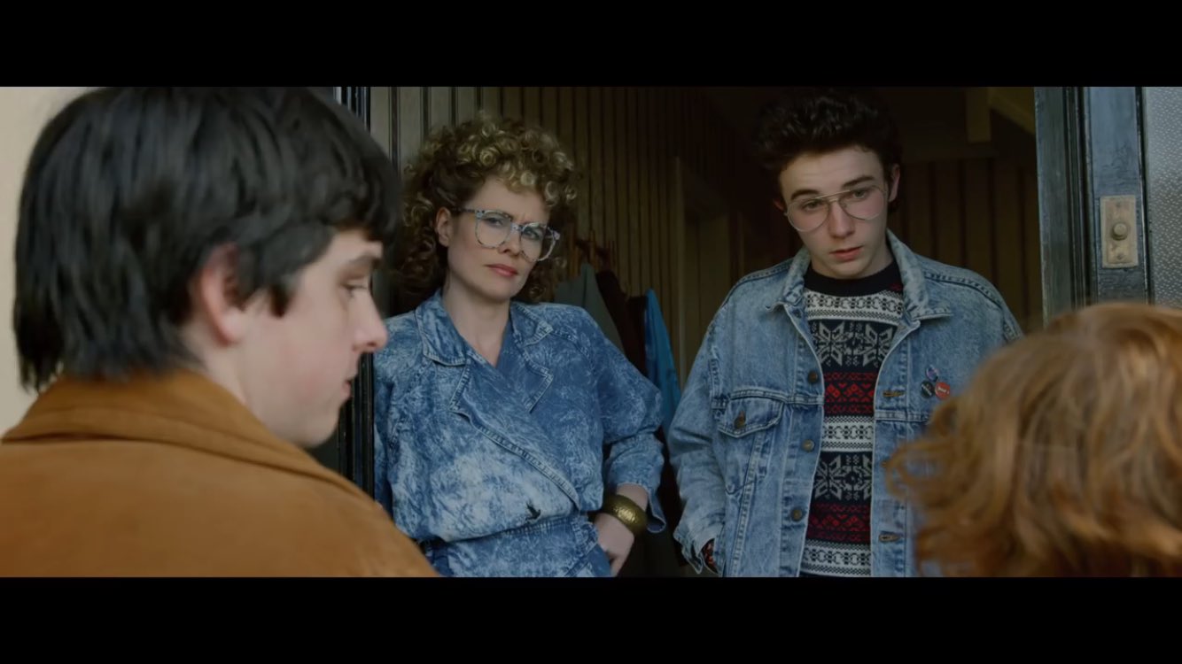 Ayumi シングストリートは眼鏡へのこだわりも抜かりなくて エイモンの眼鏡は80年代はティアドロップだけど ママは違う 50年代ではハーフリムになってる 妄想の世界の小物まで徹底してるのが素晴らしい T Co Klf81rudpv Twitter