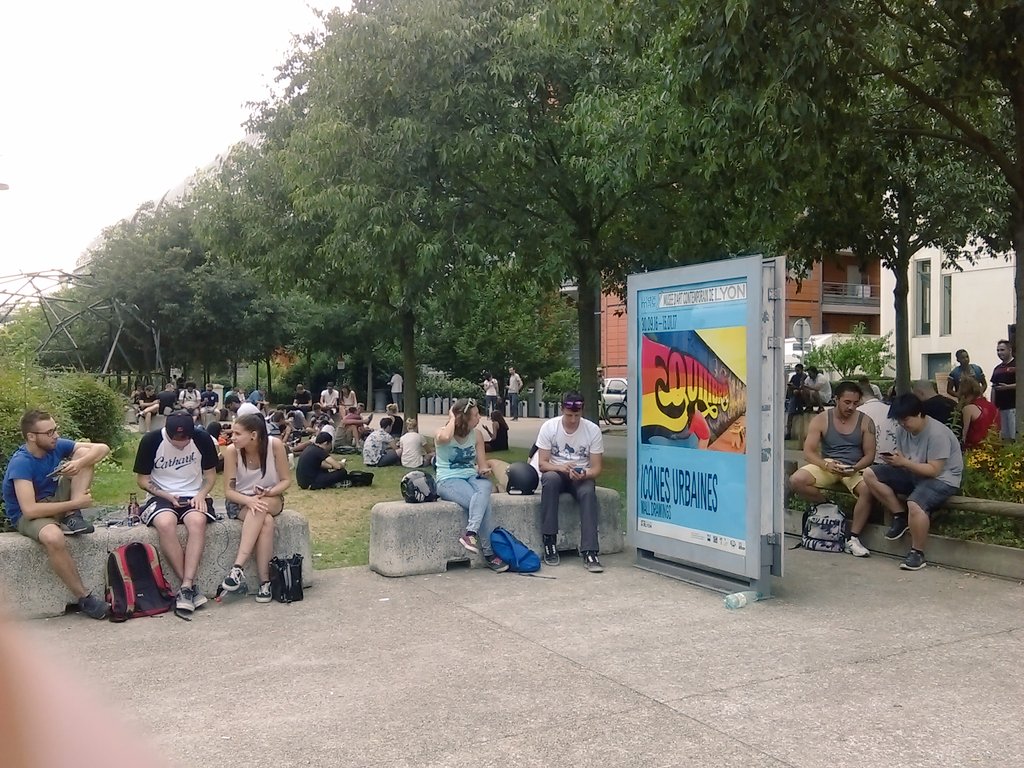 mu_jaby's tweet photo. La pelouse à côté du musée est un spot #PokemonIVGo très prisé... https://t.co/JUocWkOw2I