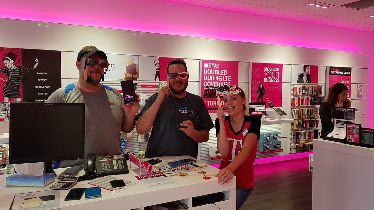 LoriN927236's tweet photo. Having so much fun at the #Note7launch @ Store   5915 in Louisville, KY https://t.co/jTGXSHqfzx
