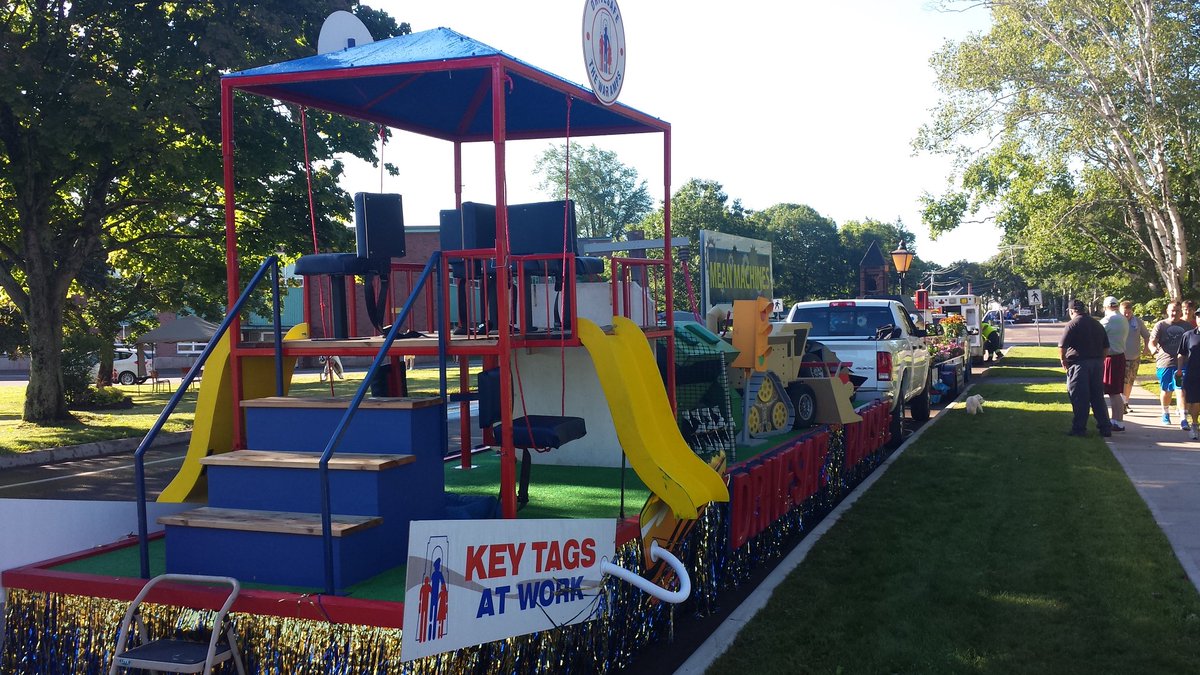 The first few floats are lined up along North River Road for the Gold Cup Parade #pei