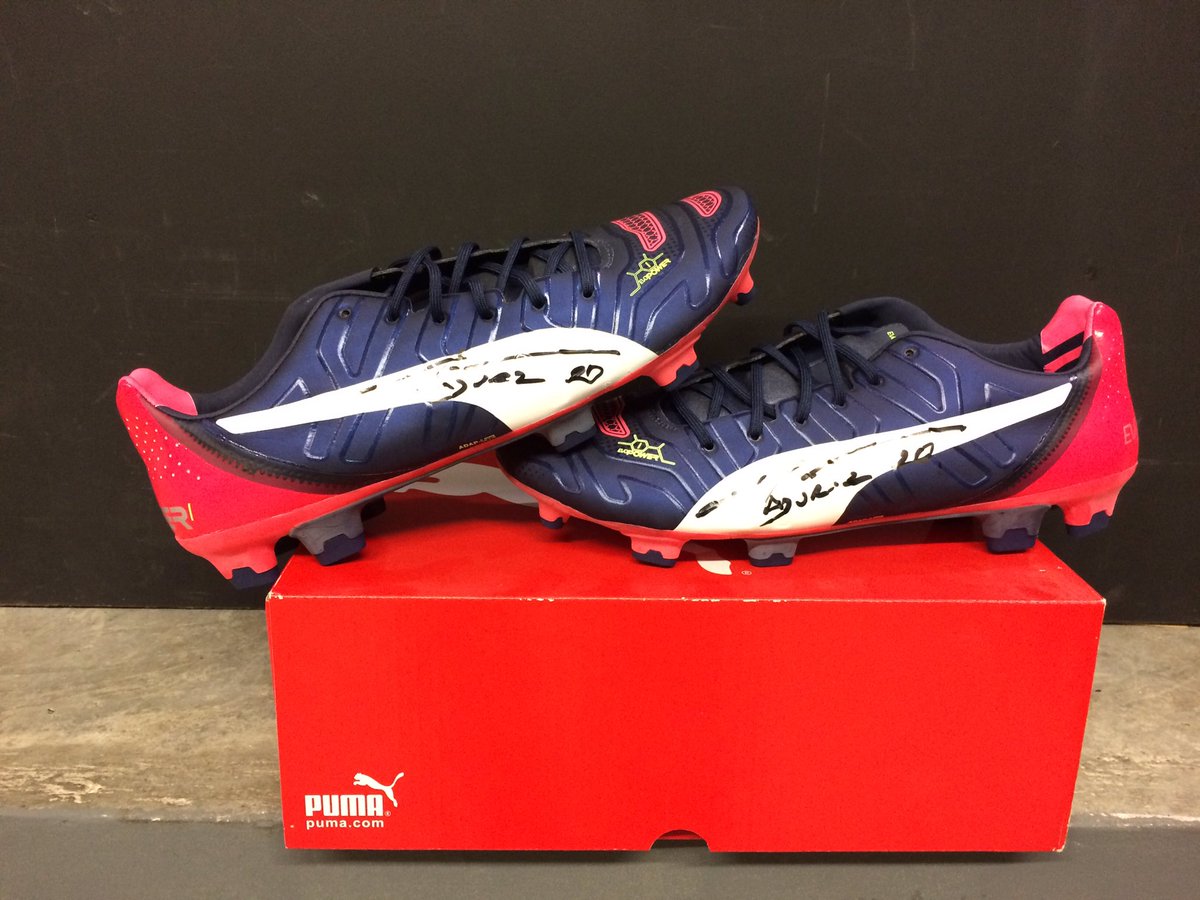 erreabilbao's tweet photo. Haz RT a esta foto y entra en el sorteo de estas botas firmadas por Aduriz , sorteo el día 31/8/2016 sorte on https://t.co/Icdl0i5HsH