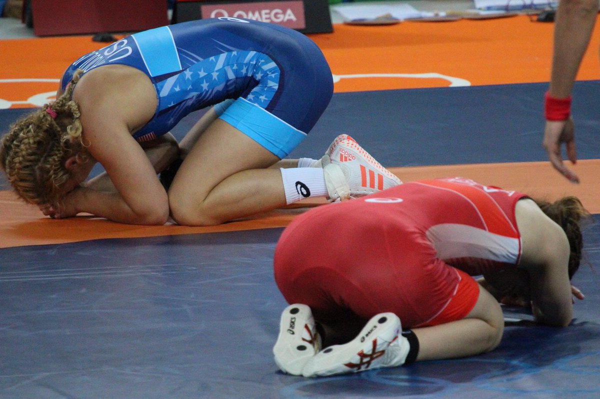 オリンピックお兄さん 通常運転 個人的に昨日の写真で一番心揺さぶられた写真 敗北し打ちひしがれうずくまる吉田沙保里選手 勝利に歓喜し祈りを捧げるようにうずくまるヘレン マルーリス選手 同じに見えてもあまりにも対照的な二人の姿 Rio16