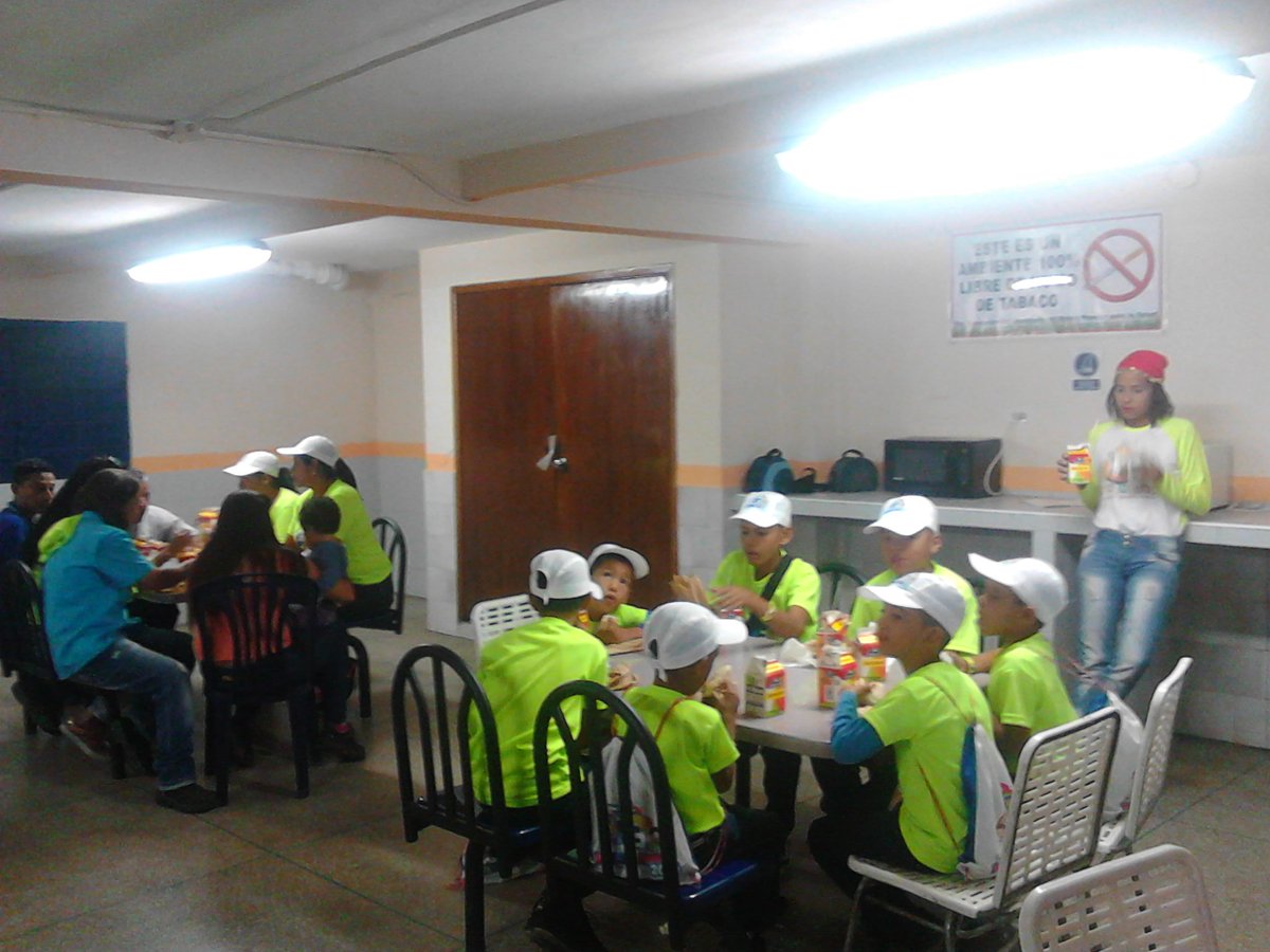 epachamo2016's tweet photo. 2do día con Niñ@s de Farplasti C.A @epachamo2016 Recreación y Seguridad a tu Alcance @EdgardoDiaz21_ .@CreayComparte https://t.co/3Hb3k30SlA