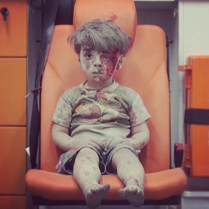 FalseNineFC's tweet photo. Sedih melihat foto anak kecil ini, yang harusnya sibuk bermain dan bersenang-senang malah jadi korban perang. https://t.co/8dEbX80Bod