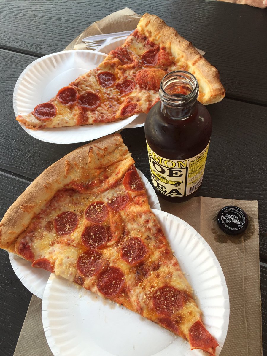 dianspgh's tweet photo. No food at VT due to #zombieapocalypse Mom-approved #Bennymarzanos #thevirginiaslice #beforeyouleavehome Rule 6: Eat https://t.co/HsIlbufgUw