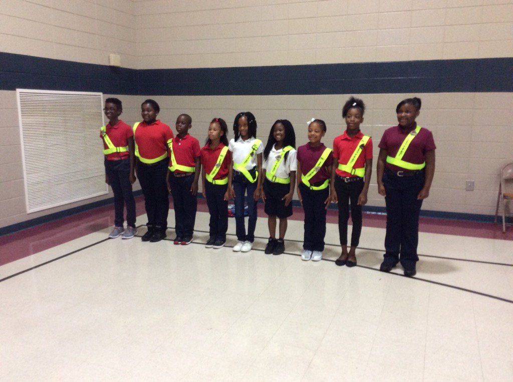 liz_lines's tweet photo. #HartleyElementary in good hands with new #SafetyPatrol officers. https://t.co/y7UiZ50kcG