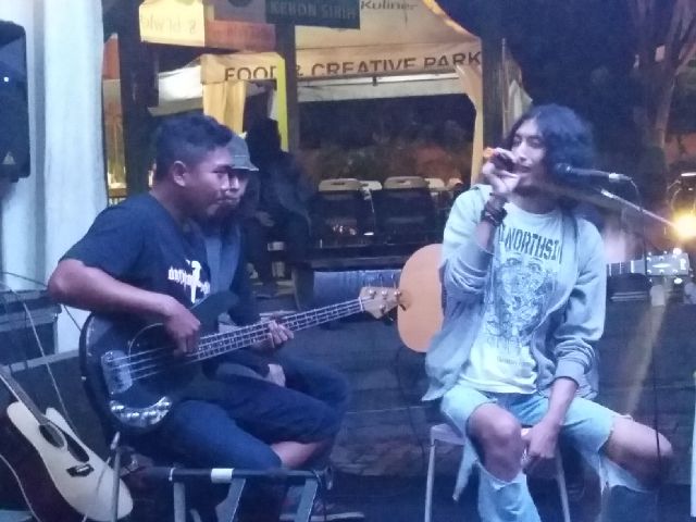 BulukakiGrunge's tweet photo. *Acoustic Perdjoeangan* @tamankuliner cimanggis-ciputat ..thanks Sonny Pinosound udah mau featuring dadakan..uhuy https://t.co/AaEmyDetjr
