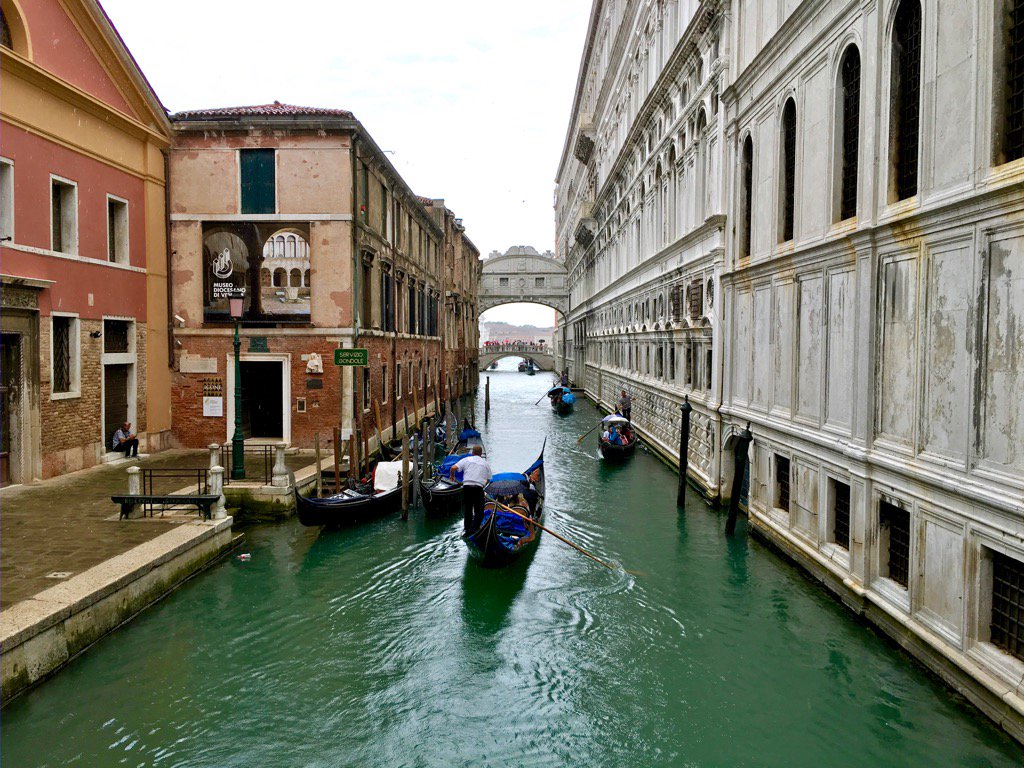 officialvinster's tweet photo. @ThreeUK #holidayspam from Venice 🙌🏼🇮🇹 The Bridge of Sighs https://t.co/OmJPFd6Axp