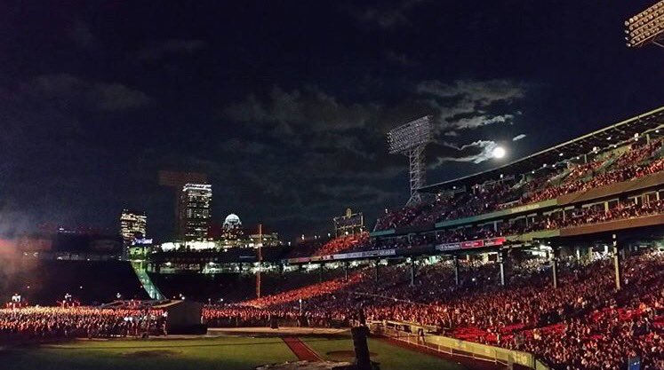 redcoolernation's tweet photo. Start of the end of the summer arrives. Nation sees this bad moon rising over Fenway last night. #DifferentMoon https://t.co/FmXXQiukEQ