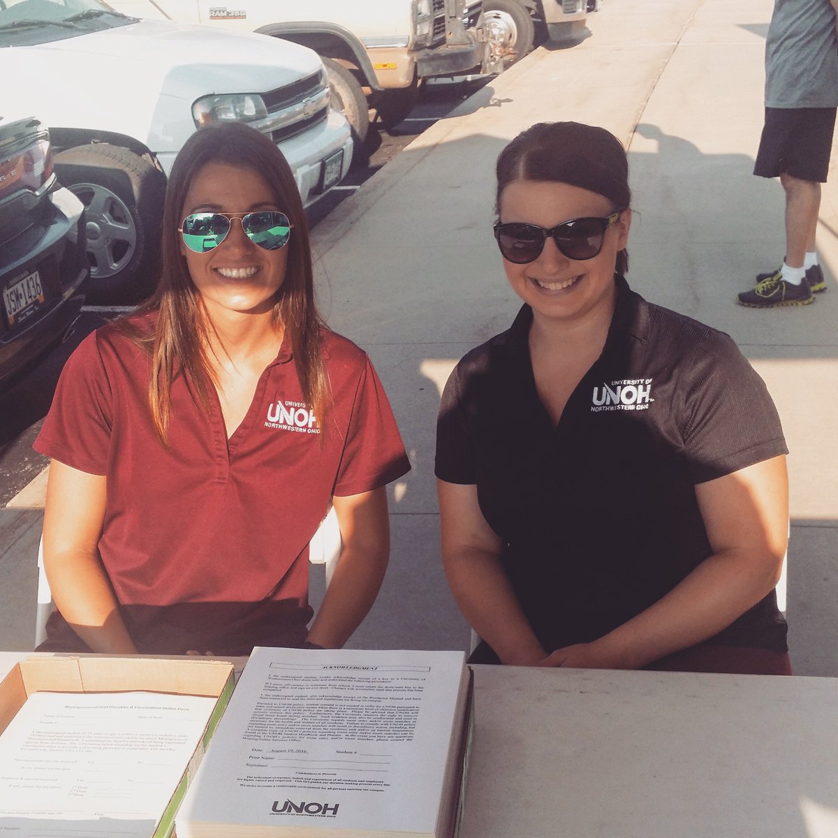 UNOH_edu's tweet photo. Need help with #UNOHMoveIn? Be sure to ask one of our friendly Racer Leaders for assistance! https://t.co/uDSIMiIPAg