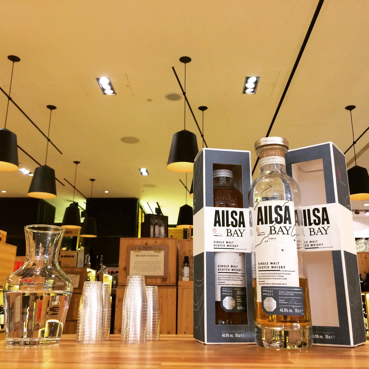 Friday afternoon #whisky feeling! Come in from the rain &amp; try #AilsaBay <a href="/SelfridgesWine/">Selfridges Wine Shop</a> #OxfordStreet! Here til 5:30
