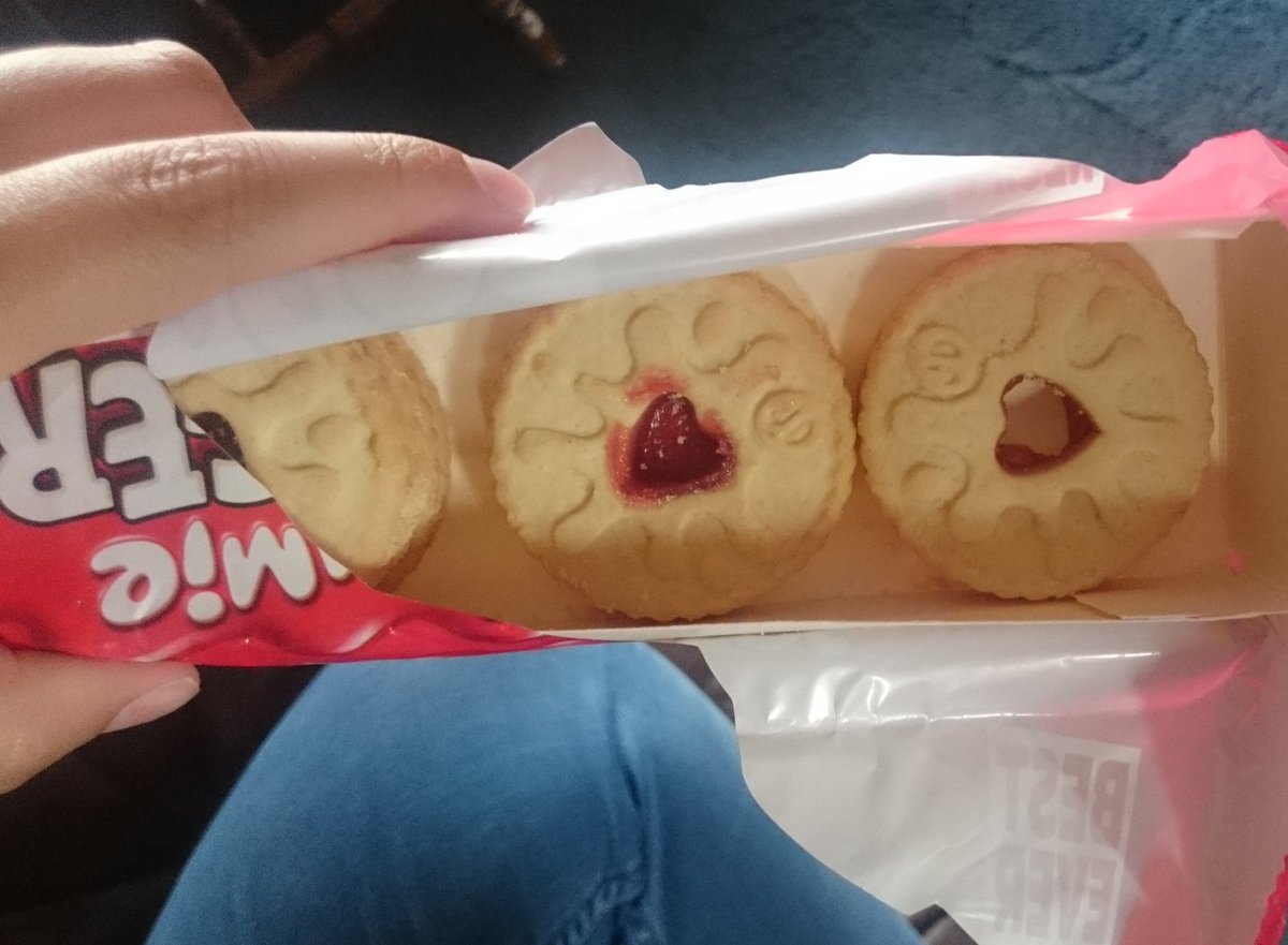 TheKieranMc1's tweet photo. @BBCoVIP Bob Marley would not be impressed with this jammie dodger, where's the jam?! #werenotjammin #jamless https://t.co/6I1pbvvDrB