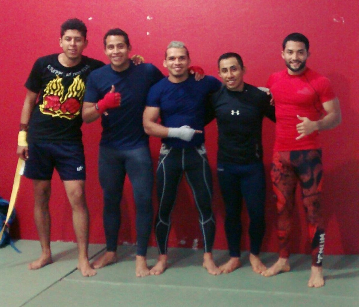 emmanuel_ignot's tweet photo. Un buen entreno con la banda #GFHT #LeggingDay💪👊 https://t.co/LvuKJQQV4d
