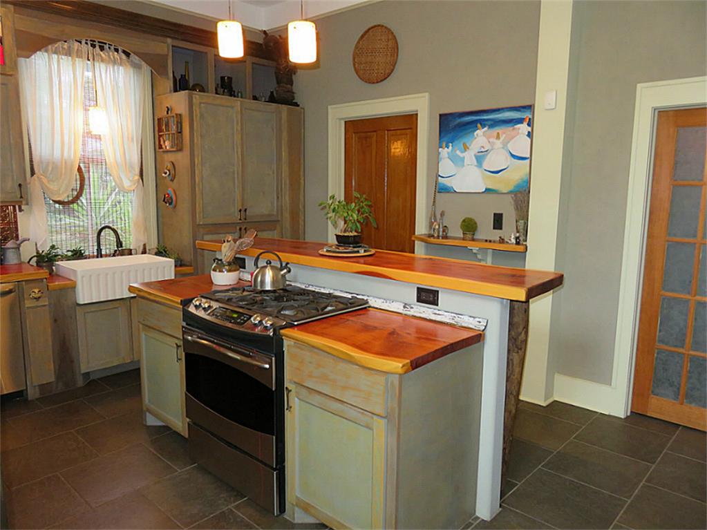 TalkToTomHouse's tweet image. Classic Gulf Coast #cottage at 1311 19th in #Galveston. Floored #attic, updated #kitchen, architectural #charm.