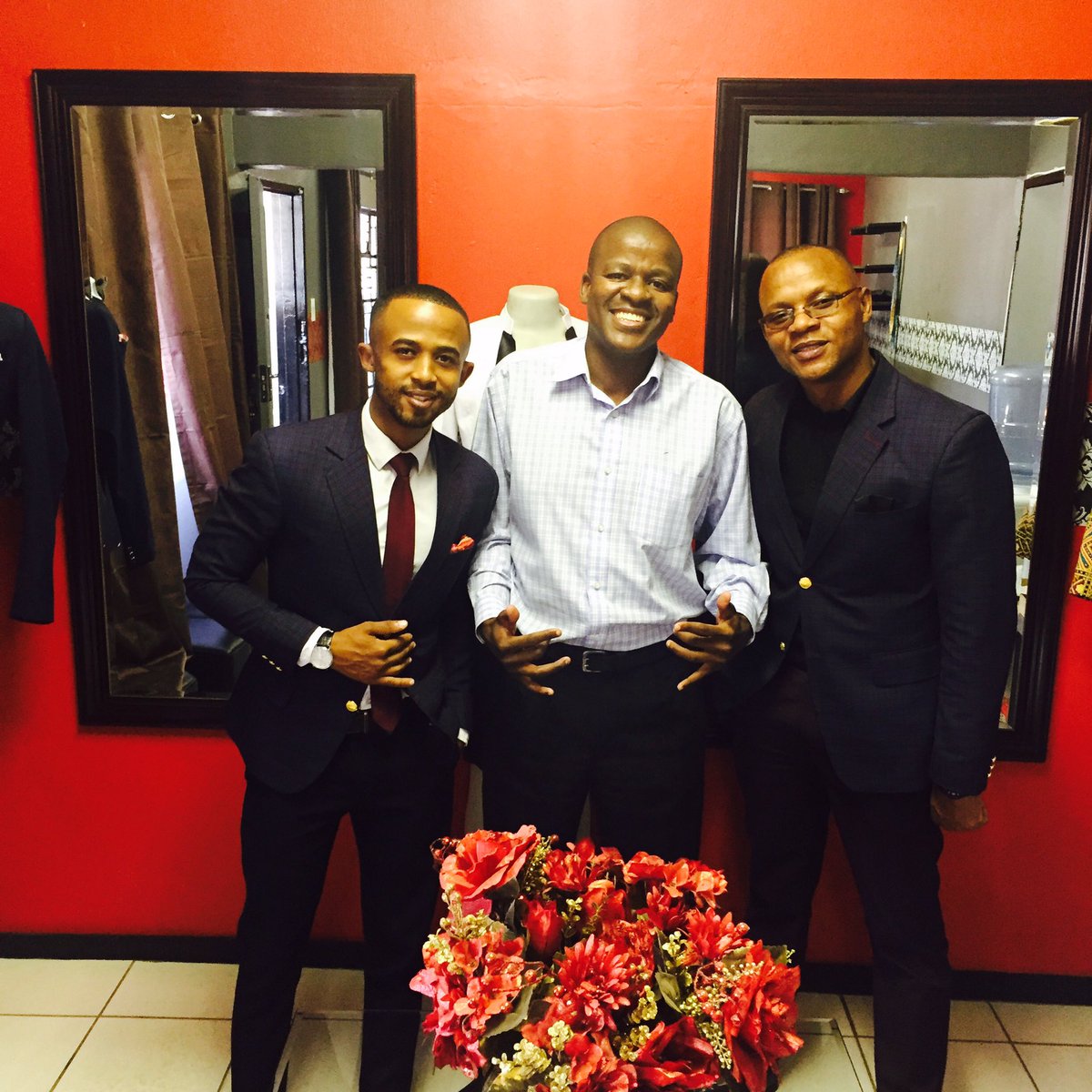 KenoCustomSuits's tweet photo. Brief meeting with @hennymaps at our office! #1000RTsForKeNoSuit https://t.co/JsYieKV74i