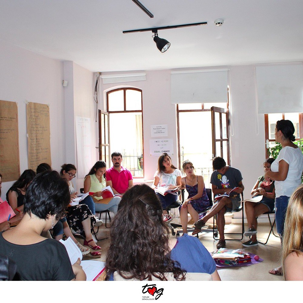 Sulukule Gönüllüleri Derneği çocuklarıyla Toplum Gönüllüsü gençler bir hafta boyunca birlikte proje yaptılar.