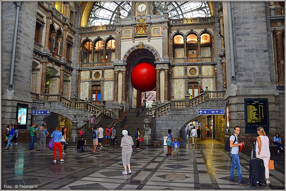 Thomas_A_Lokaal's tweet photo. #redballproject Kurt Perschke van start in het Centraal Station van Antwerpen. 
10 locaties in 't stad ! #zva2016 https://t.co/Sz4yy2ytPm