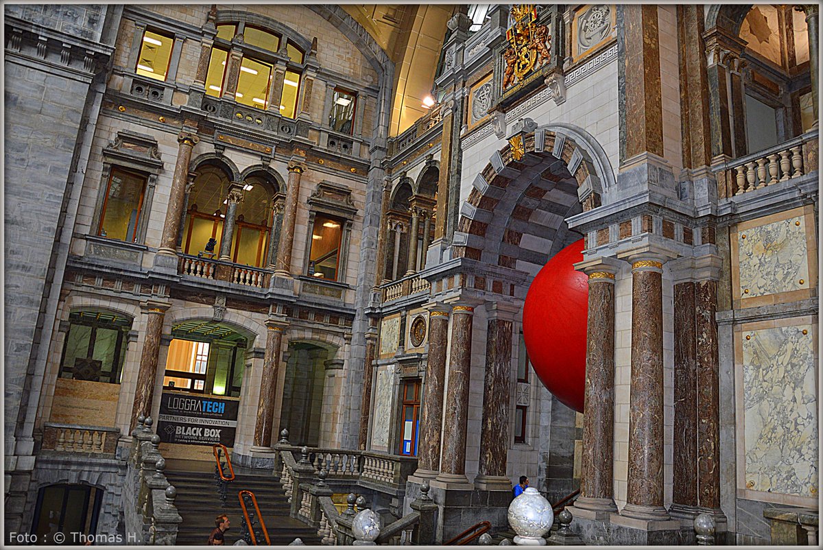 Thomas_A_Lokaal's tweet photo. #redballproject Kurt Perschke van start in het Centraal Station van Antwerpen. 
10 locaties in 't stad ! #zva2016 https://t.co/Sz4yy2ytPm
