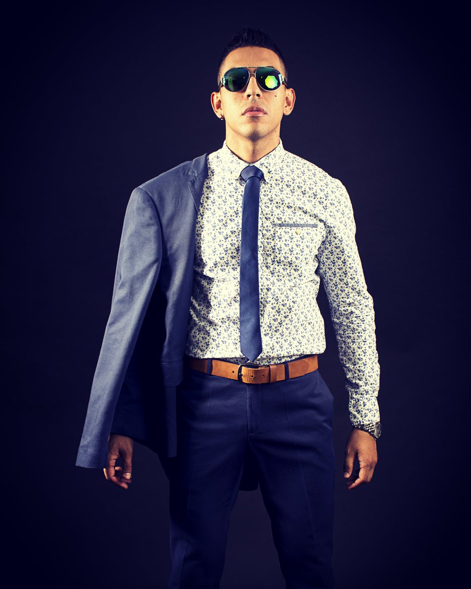 MikyCervantes_'s tweet photo. Killer face #straightthepose #model #photoshooting #model #glasses #suit #blue #pose #killerface https://t.co/2WLvYsC7XH