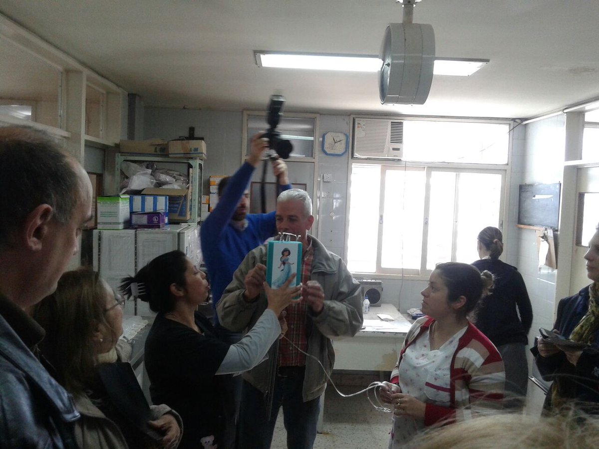 #AHORA Las enfermeras ya prueban los portasueros con imagenes de superheroes y princesas. Pediatría H. Iturraspe