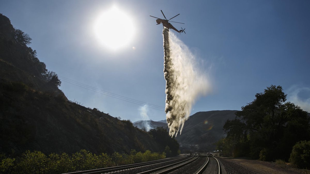 latimes's tweet photo. The raging #BlueCutFire east of Los Angeles grows to 37,002 acres and is now 26% contained https://t.co/bCbfOLOWWd https://t.co/Zfho8c8A4T