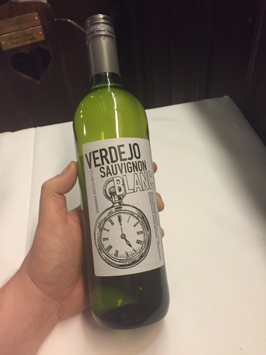 vijffvlieghen's tweet photo. Er zit een vijf in de klok! It's somewhere five o' clock! #vijffvlieghen #fiveflies https://t.co/qlq2ImIEEp