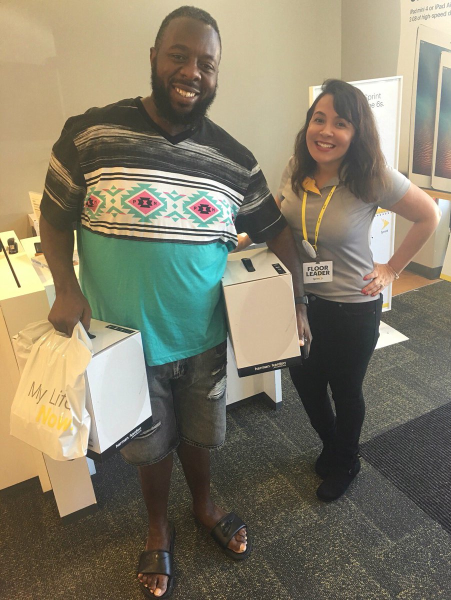 rose_weimar's tweet photo. Ups w/ 550 in acc! Launch day successful!! #Sprint @EmelyMartinez09 @sprint1093 @IAMShawnS https://t.co/8IxIzW0szT
