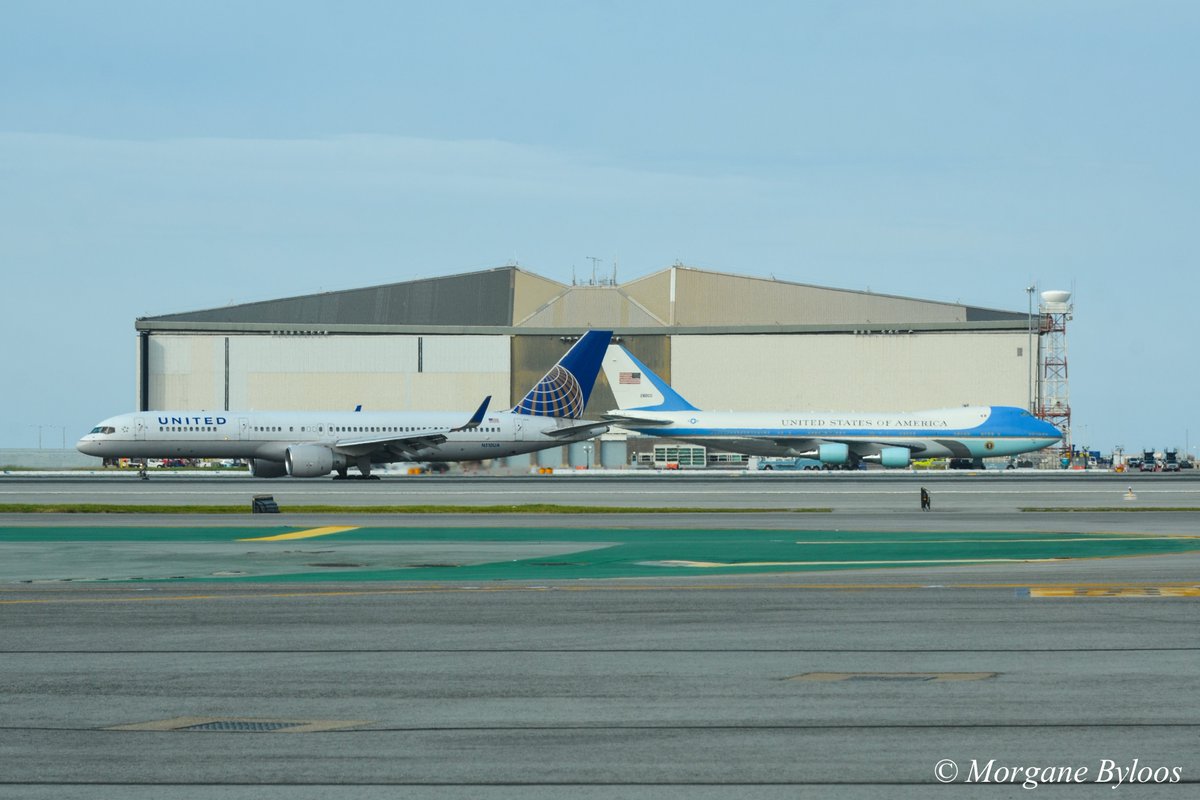 SFOGX's tweet photo. @weareunited 
Airforce 1 at Superbay SFO#beingunited https://t.co/Asb9Vw7VwH