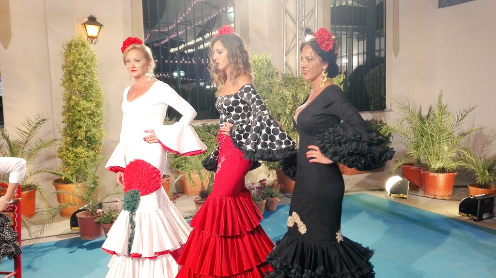 CanalMalagaRTV's tweet photo. Seguimos compartiendo este viernes de #FeriaMLG con la diseñadora de trajes de flamenca @RocioBellido #Directo. https://t.co/IZsSRZMV48