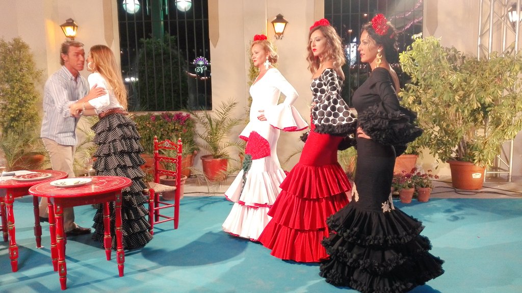 CanalMalagaRTV's tweet photo. Seguimos compartiendo este viernes de #FeriaMLG con la diseñadora de trajes de flamenca @RocioBellido #Directo. https://t.co/IZsSRZMV48